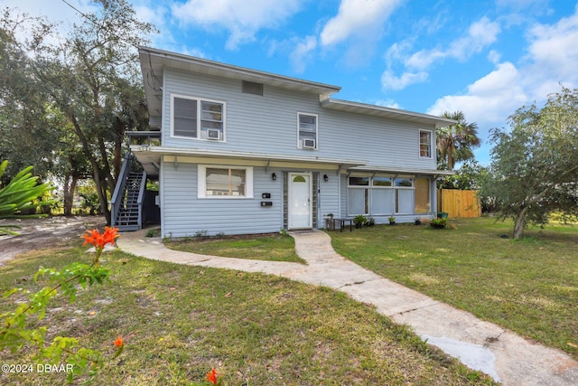 view of front facade featuring a front yard