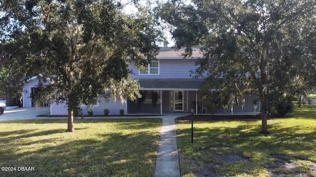 view of front of house featuring a front lawn