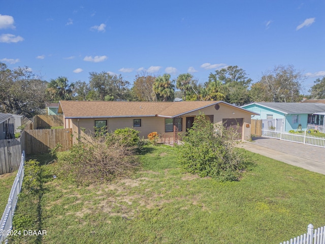 single story home featuring a front lawn