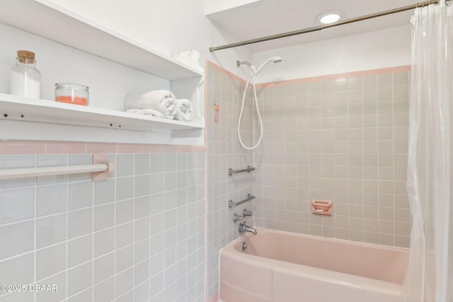 bathroom featuring shower / bath combo