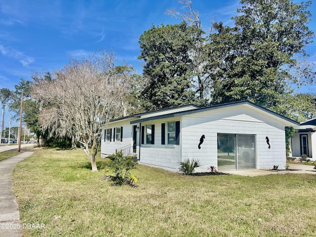 ranch-style home with a front lawn