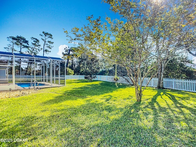 view of yard featuring a lanai and a fenced in pool