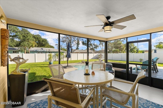 sunroom with ceiling fan