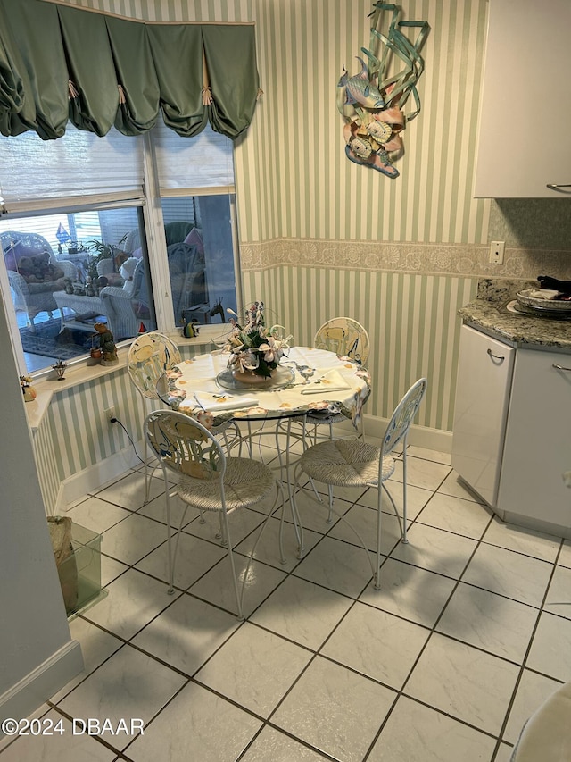 dining room featuring light tile patterned floors