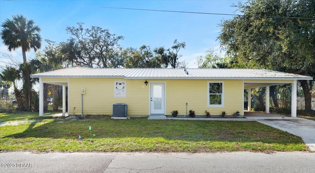 view of front facade featuring central AC, a front lawn, and a carport