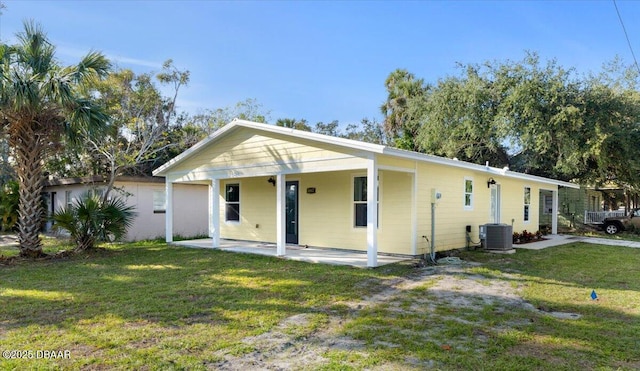 view of front facade featuring cooling unit, a front lawn, and a porch