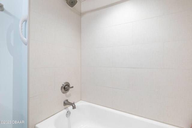 bathroom featuring tiled shower / bath