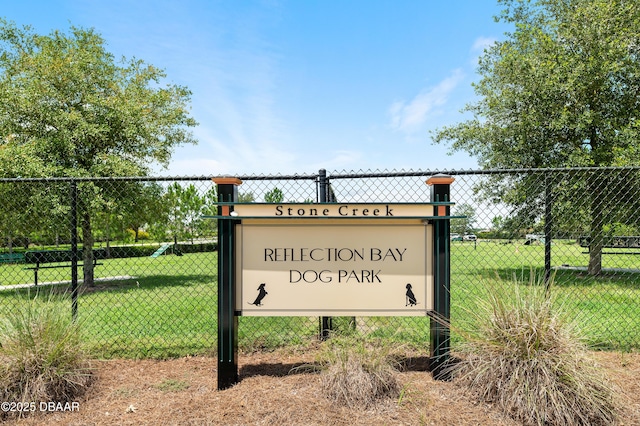 community / neighborhood sign featuring a yard