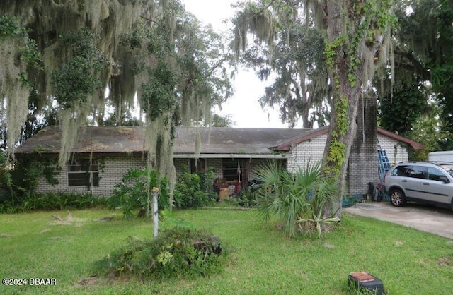 view of front facade with a front yard