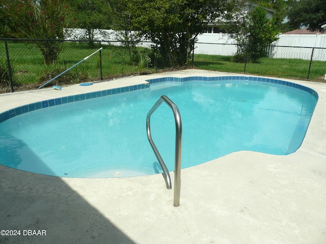 view of swimming pool