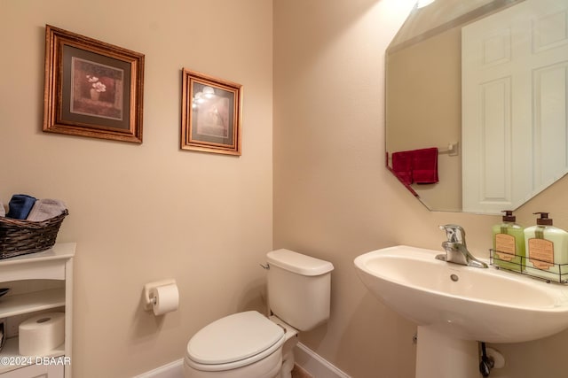 bathroom featuring toilet and sink