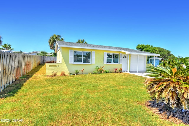 view of front facade featuring a front yard and a garage