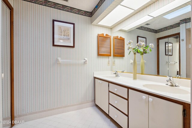 kitchen featuring sink, pendant lighting, light hardwood / wood-style flooring, and blue cabinetry