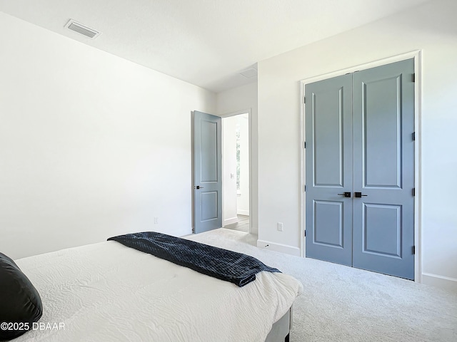 bedroom featuring carpet floors and a closet