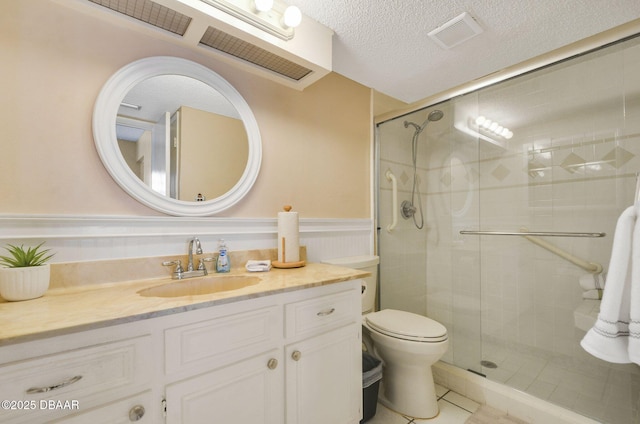 full bath featuring a textured ceiling, toilet, a shower stall, and visible vents