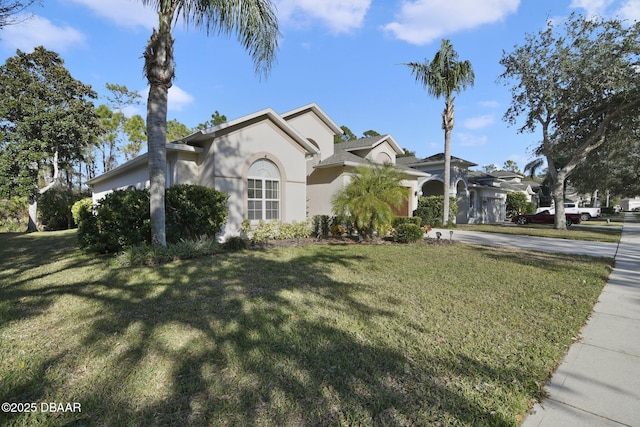 view of front facade featuring a front lawn