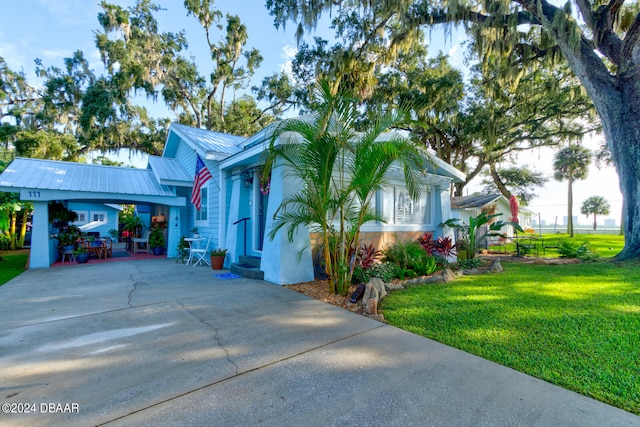 view of front of house with a front lawn