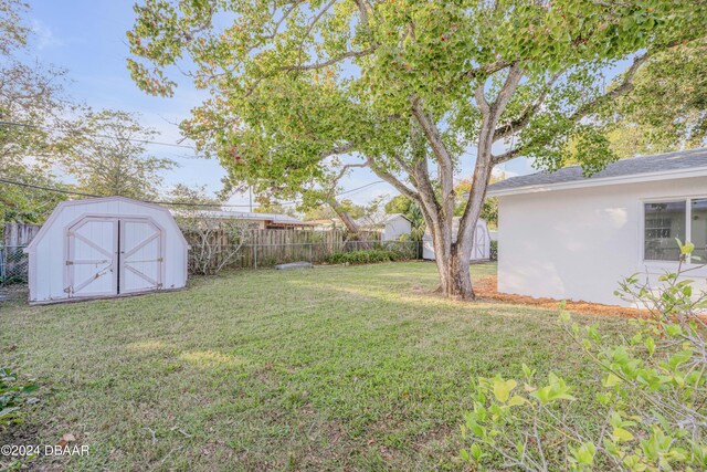 view of yard featuring a storage shed