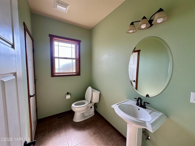 1010 S 89th Ave, Yakima, WA 98908 - bathroom featuring toilet, tile patterned flooring, and baseboards