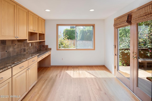 23812 21st Dr Unit Se, Bothell, WA 98021 - interior space featuring built in study area, light wood-style floors, a wealth of natural light, and tasteful backsplash