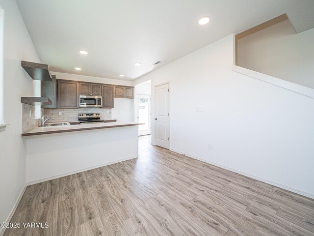 4700 W Oak Ave, Yakima, WA 98903 - kitchen featuring stainless steel appliances, a sink, light wood-style floors, recessed lighting, and backsplash