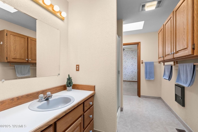 41 Alteejen Rd, Zillah, WA 98953 - bathroom with visible vents, a skylight, vanity, and baseboards