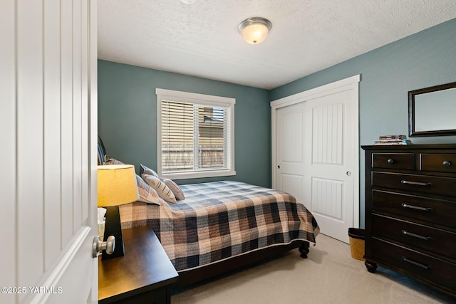 212 Golding St, Moxee, WA 98936 - bedroom featuring light colored carpet, a textured ceiling, and a closet