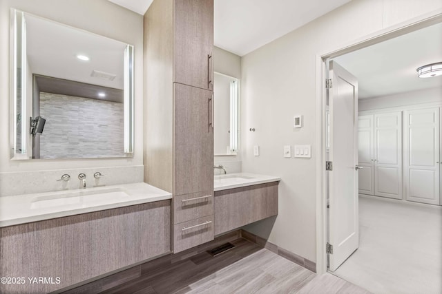 5902 Glacier Way, Yakima, WA 98908 - full bath featuring two vanities and wood finished floors