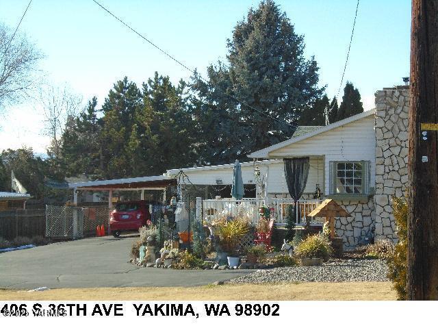 view of front facade with driveway