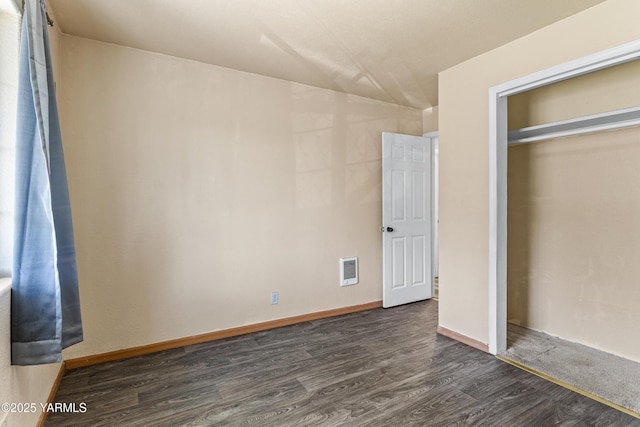 921 N 29th Ave, Yakima, WA 98902 - unfurnished bedroom featuring dark wood-style floors and a closet