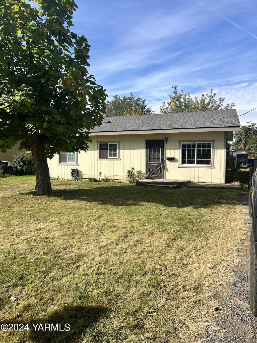 507 N Date St, Toppenish, WA 98948 - single story home with a shingled roof and a front yard
