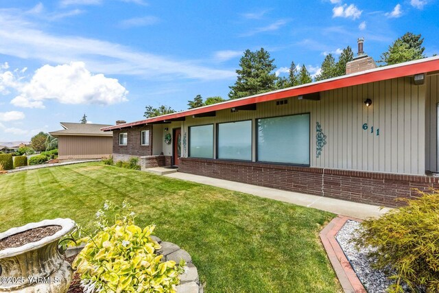 611 Ferncrest Rd, Yakima, WA 98901 - view of yard with a residential view