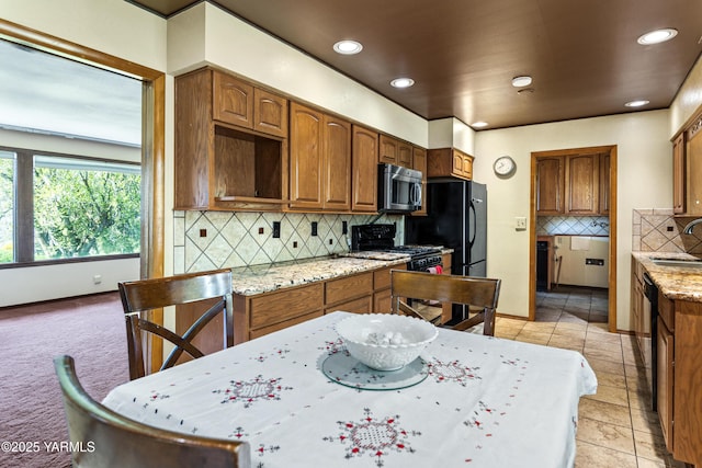 611 Ferncrest Rd, Yakima, WA 98901 - kitchen with tasteful backsplash, a sink, stainless steel microwave, black gas range, and recessed lighting