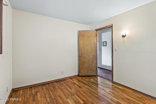 611 Ferncrest Rd, Yakima, WA 98901 - full bathroom featuring tile patterned floors, bath / shower combo with glass door, toilet, visible vents, and vanity