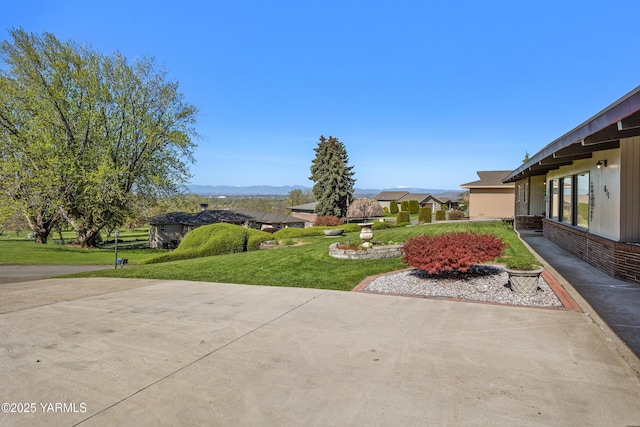 611 Ferncrest Rd, Yakima, WA 98901 - view of yard featuring a residential view