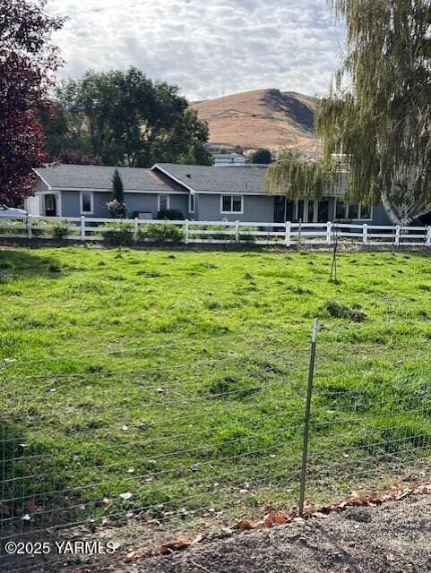 view of yard with fence and a mountain view