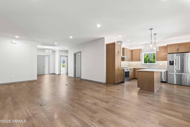 4303 Tayhill Way, Yakima, WA 98908 - kitchen with stainless steel appliances, open floor plan, a sink, recessed lighting, and backsplash