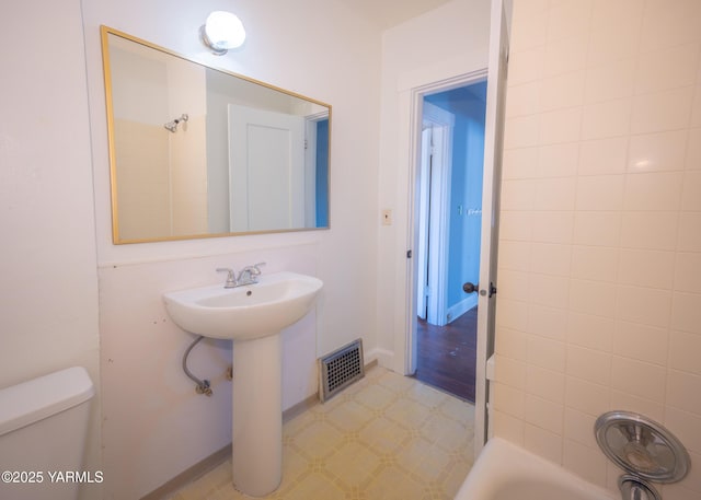 1309 W Spruce St, Yakima, WA 98902 - full bath with toilet, a bath, tile patterned floors, a sink, and baseboards