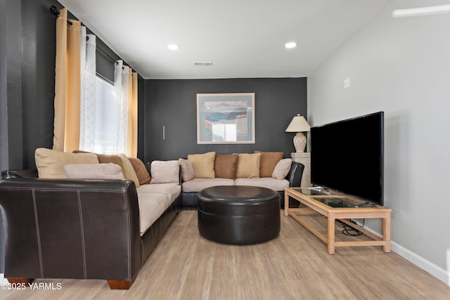 living area featuring light wood-style flooring, visible vents, baseboards, and recessed lighting