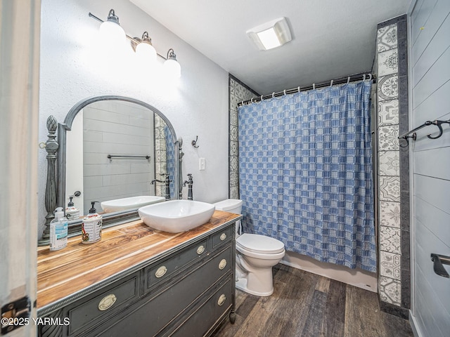 230 Krough Rd, Prosser, WA 99350 - bathroom featuring a shower with shower curtain, toilet, wood finished floors, and vanity