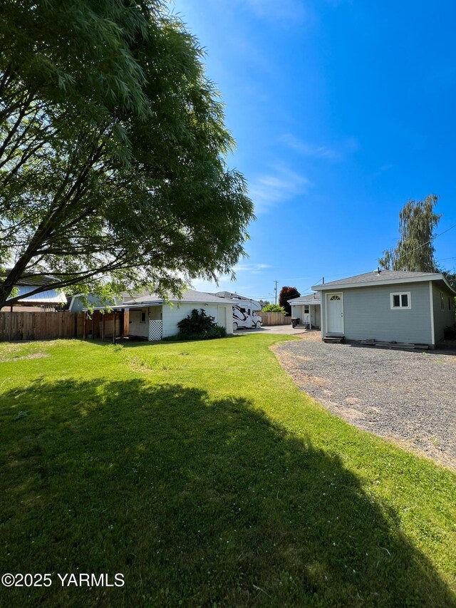 63 W Mead Ave, Yakima, WA 98902 - view of yard featuring gravel driveway