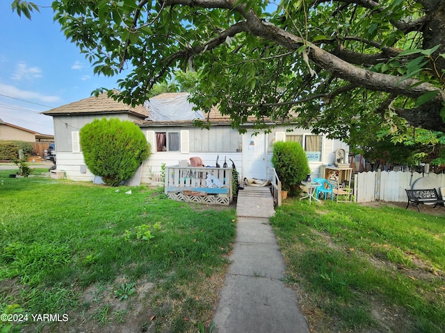 101 8th St, Zillah, WA 98953 - view of front facade with fence and a front lawn