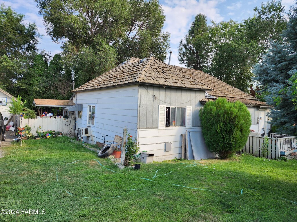101 8th St, Zillah, WA 98953 - exterior space with crawl space, fence, and a lawn