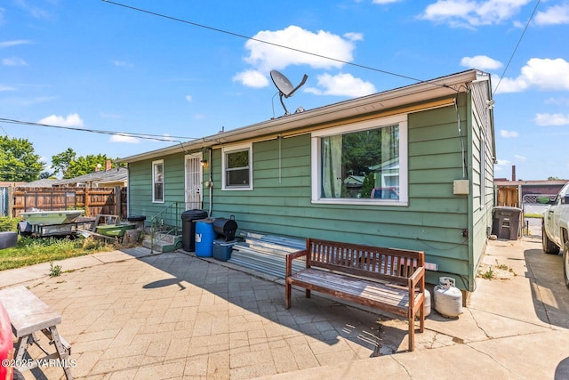 1306 S 6th Ave, Yakima, WA 98902 - rear view of property with a patio