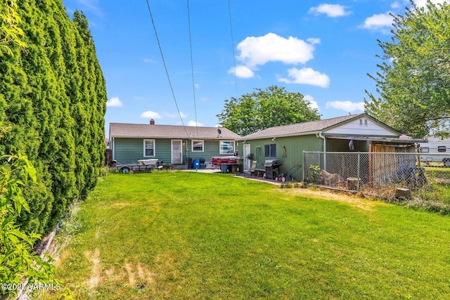 1306 S 6th Ave, Yakima, WA 98902 - back of property featuring a patio area