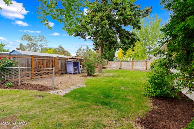 4905 Glenside Ct, Yakima, WA 98908 - view of yard with a storage unit and an outbuilding