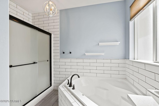 815 Trout Lake Ct, Yakima, WA 98901 - bathroom with a garden tub and a chandelier
