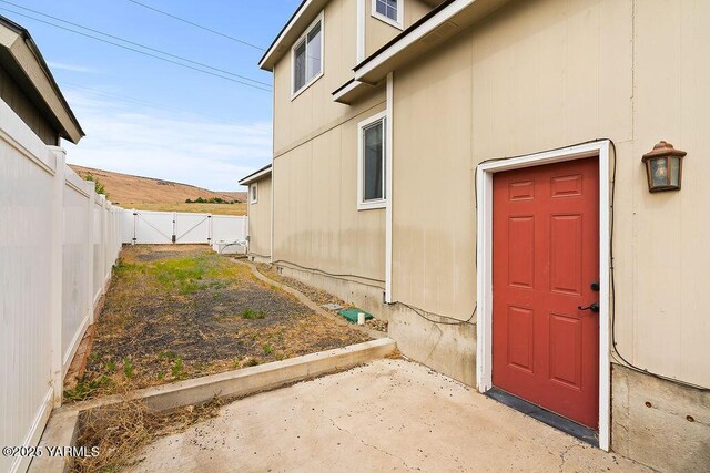 815 Trout Lake Ct, Yakima, WA 98901 - entrance to property featuring a gate and a patio