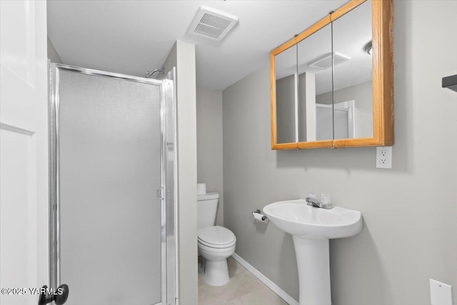 full bath with baseboards, visible vents, a shower stall, and toilet