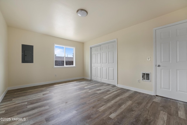 1000 Franklin Rd, Tieton, WA 98947 - unfurnished bedroom with electric panel, wood finished floors, baseboards, and a closet